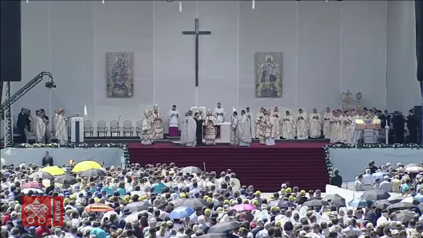 Pope Francis beatifies seven Romanian martyr bishops - Transylvania Now