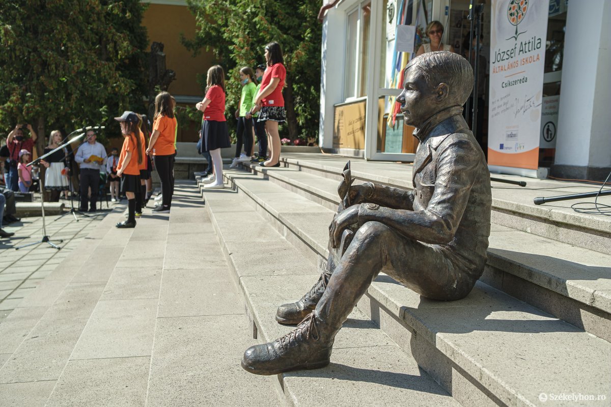 Attila József statue