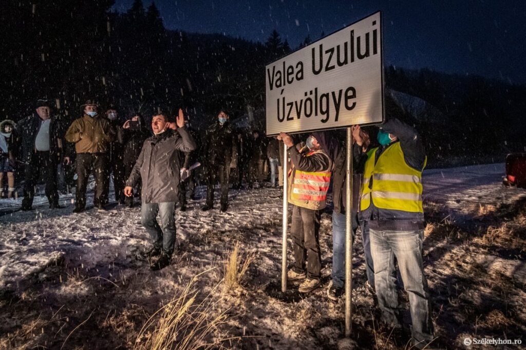 Workers Assemble the Bilingual Úz Valley Sign